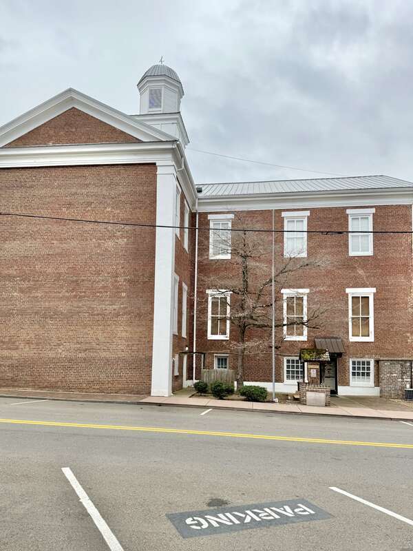 Built in 1845-1846, this Greek Revival-style building was designed by Judge Robert Hynes and built by the Hickman Brothers to serve as the Jefferson County Courthouse, and replaced a previous courthouse built in 1794.  The building features a red