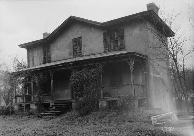 Jemison-van de Graaf-Burchfield House, 1305 Greensboro Avenue, Tuscaloosa, Tuscaloosa County, AL.  SERVANT'S HOUSE, WEST FRONT, SOUTH END.