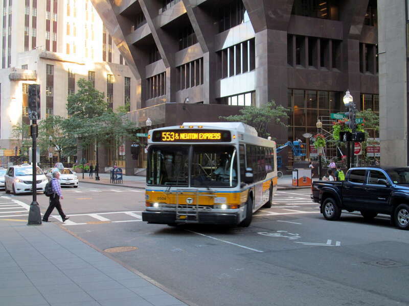 A #553 bus turns from Federal Street onto Franklin Street in August 2015