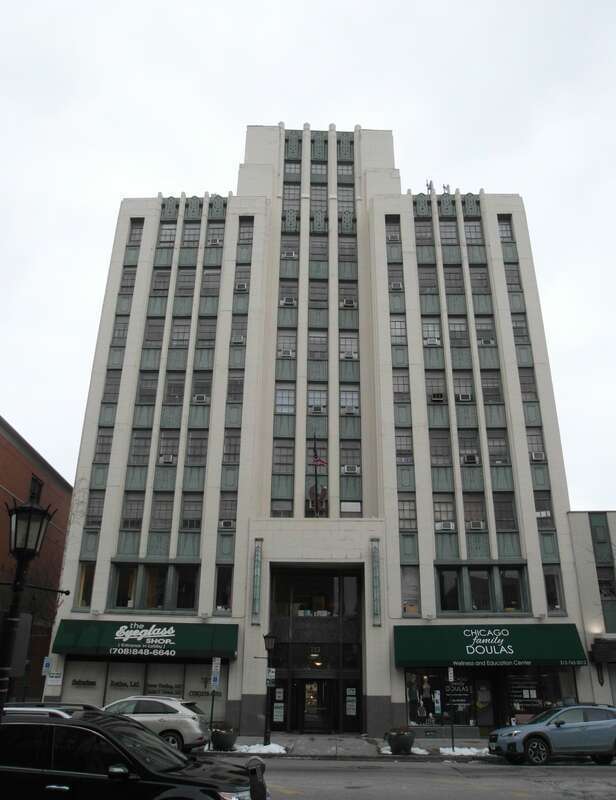 The Medical Arts Building, in Oak Park, Illinois, viewed from the north.