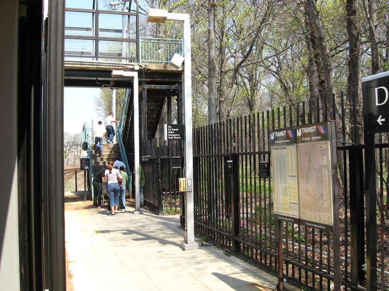 Looking north on northound platform of en:Davenport Avenue (NCS station) of Newark City Subway on a sunny midday.