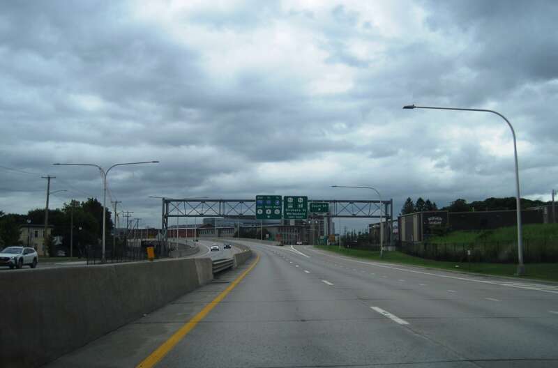 Photo of eastbound New York State Route 5 and northbound NY 8 and NY 12 (North-South Arterial Highway) in Utica, New York approaching the Court Street exit. Photo taken looking northeast.