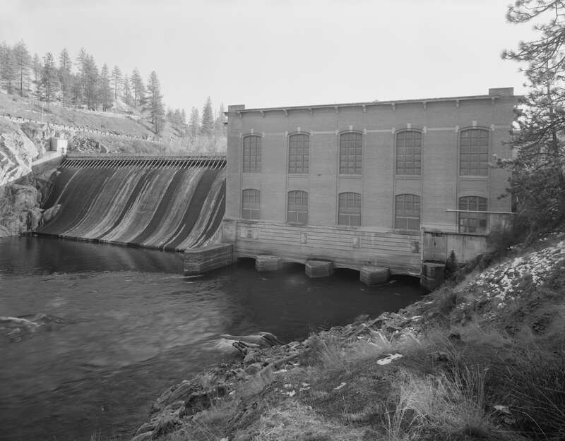 The dam and powerhouse at Nine Mile Falls, Washington.
