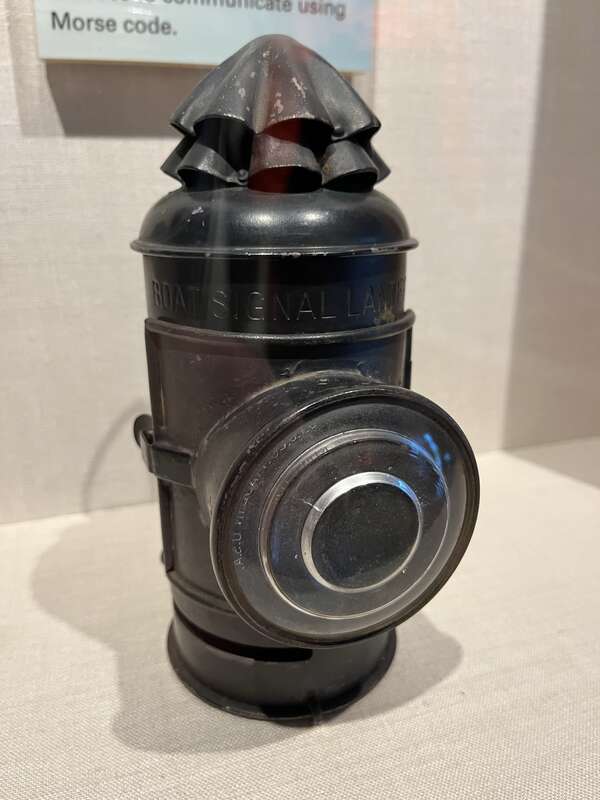 1900s Oil Lamp equipped with shutter at the NMGL