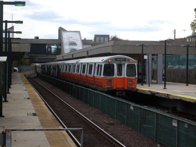 An inbound train departing Oak Grove station in October 2010