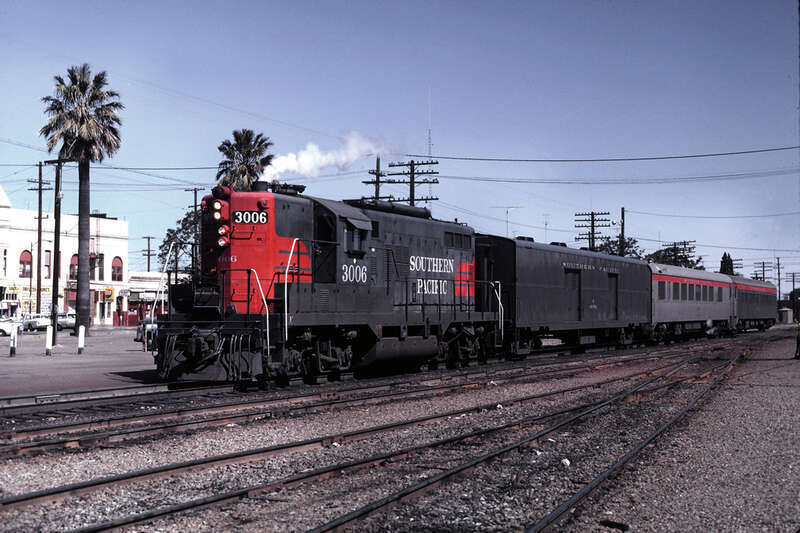 SP 3006 with the Sacramento Daylight at Lodi on the way to Tracy in March 1971
