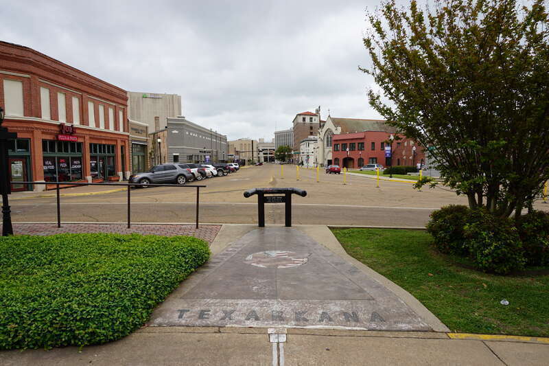 State Line Avenue in Texarkana, Arkansas, and Texarkana, Texas (United States).