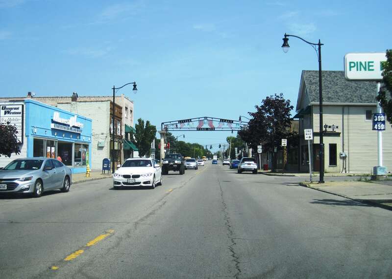 Photo of southbound U.S. Route 62 Business (eastbound Pine Avenue) in the Little Italy neighborhood of Niagara Falls, New York. Photo taken looking east at 30th Street.