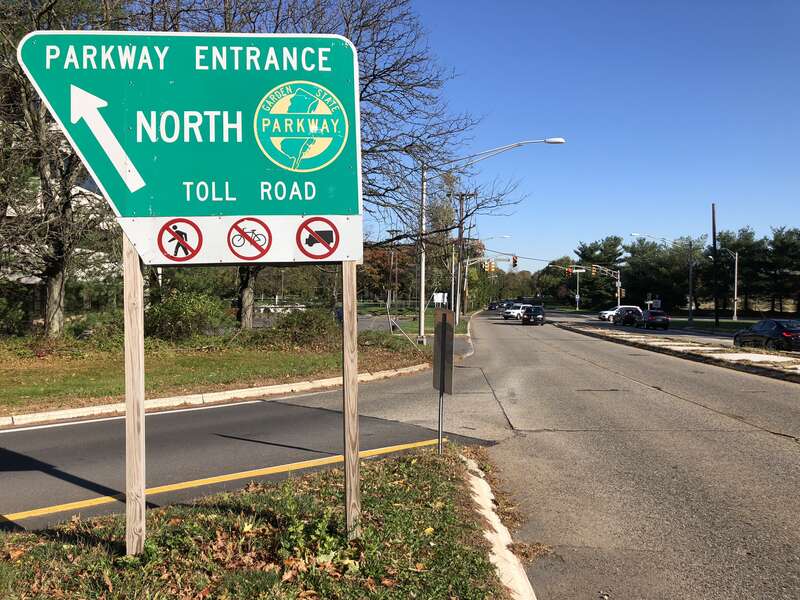 View north along Union County Route 509 (Galloping Hill Road) at the exit for the Garden State Parkway NORTH in Kenilworth, Union County, New Jersey