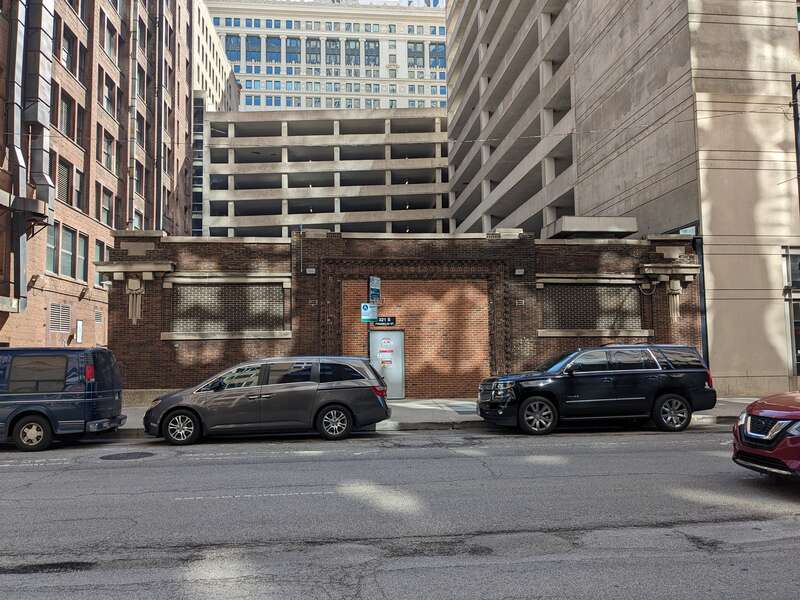 CTA Substation at Franklin St. Building is low slung as it was built underneath the Wells St Terminal, now long demolished.