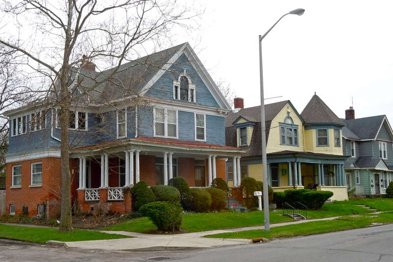 Houses in the Williams-Woodland Park Historic District, on the NRHP since March 14, 1991. The historic district is roughly bounded by Hoagland and Creighton Aves. and Harrison and Pontiac Sts., Fort Wayne, Allen County, Indiana.  These particular