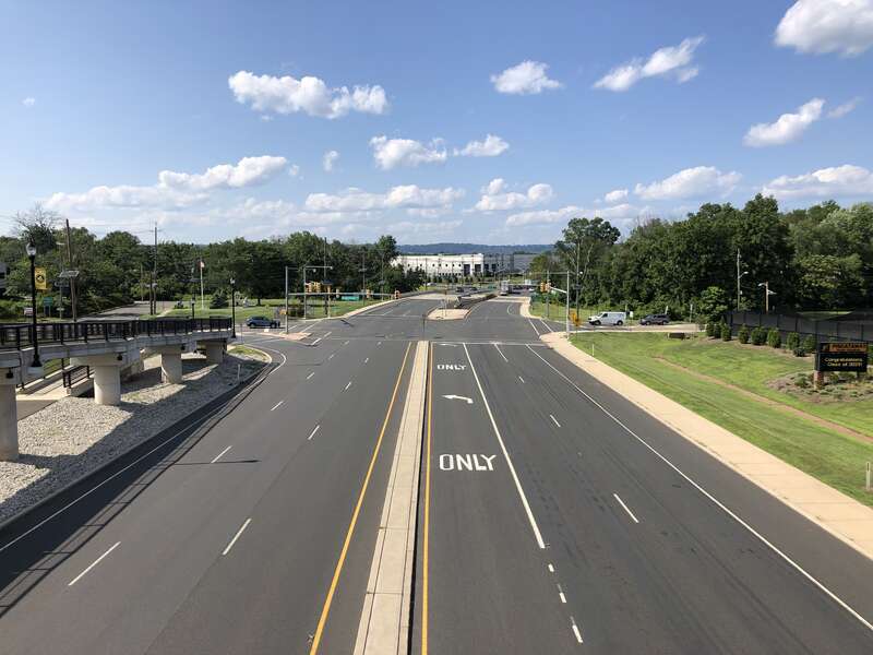 View north along New Jersey State Route 18 (Hoes Lane) from the pedestrian overpass at Piscataway High School in Piscataway Township, Middlesex County, New Jersey