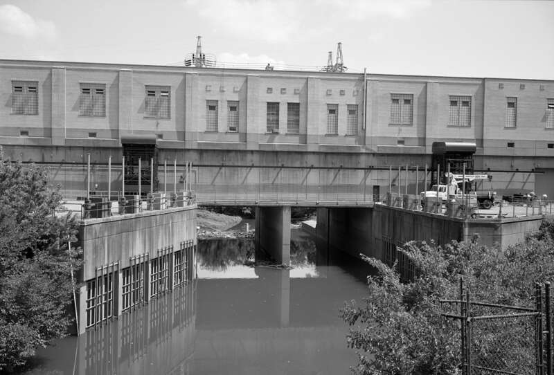 Looking NNE from Brownsboro Road (U.S. Highway 42) at Beargrass Creek, an Ohio River tributary.
Beargrass Creek pumping station, operated by Louisville/Jefferson County Metropolitan Sewer District (MSD)
When Ohio River floods, gates are closed to