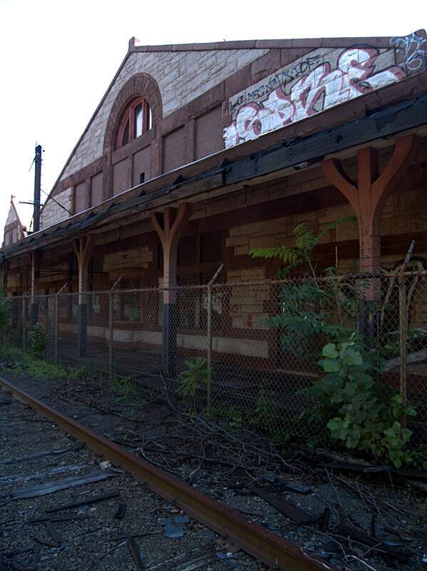 The rear of the abandoned Holyoke station in August 2008
