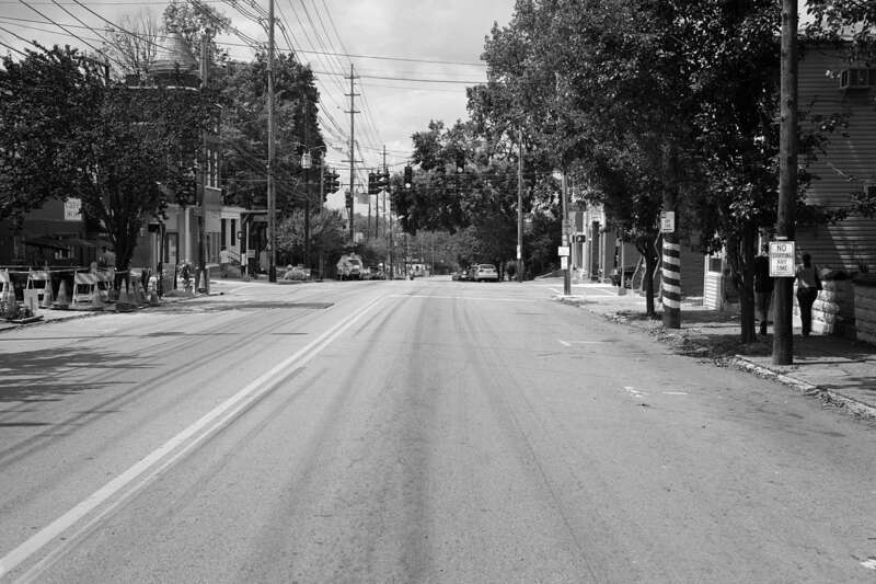 Looking W from Frankfort Ave. E of Pope St..
No connection to Ohio River except that if you keep going this way .
for about a mile, you will end up at the river near Towhead Island..
Louisville, Ky..
14-Aug-2004.

a4h007