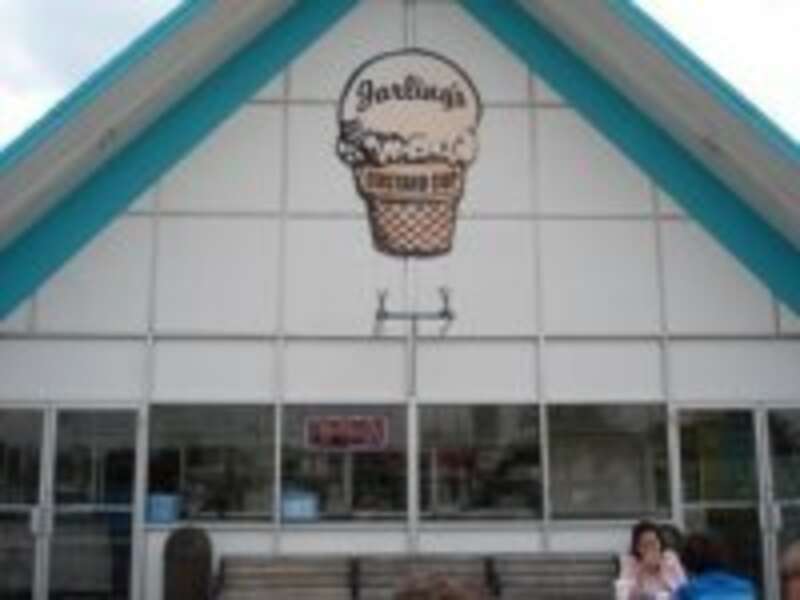 It shows the entrance of the Jarling's Custard Cup store