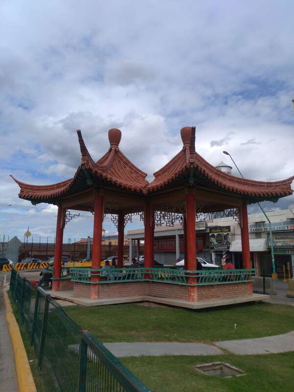 La Plaza de la Amistad fundada el 8 de Octubre de 1991, por acuerdo de Cabildo quedaron hermanadas Mexicali y Nanjing, República Popular China, el primero de Febrero de 1995, se inauguró este Kiosco donado por las autoridades de Nanjing y construida