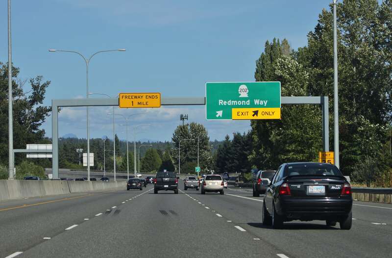 Washington State Route 520 eastbound approaching its terminus at Washington State Route 202 in Redmond.