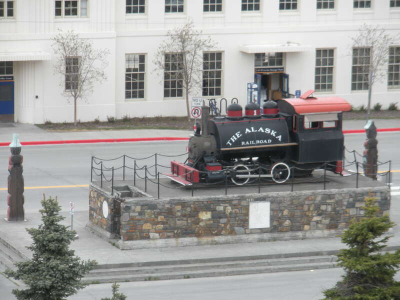 Also called the Alaska Railroad Depot in Anchorage. It serves as the starting or ending point for many tourists traveling on the Denali Star and other luxury trains. The station is a Moderne concrete building, built in 1942.
The small locomotive in