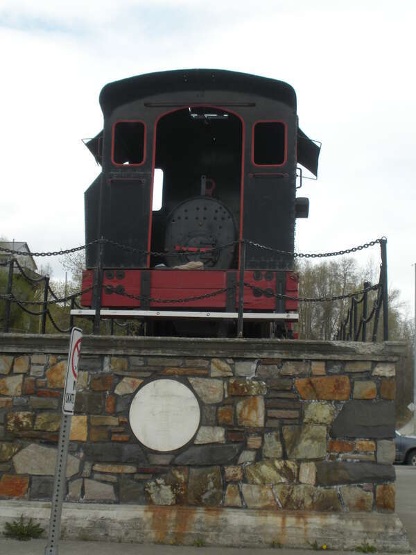 Also called the Alaska Railroad Depot in Anchorage. It serves as the starting or ending point for many tourists traveling on the Denali Star and other luxury trains. The station is a Moderne concrete building, built in 1942.
The small locomotive in