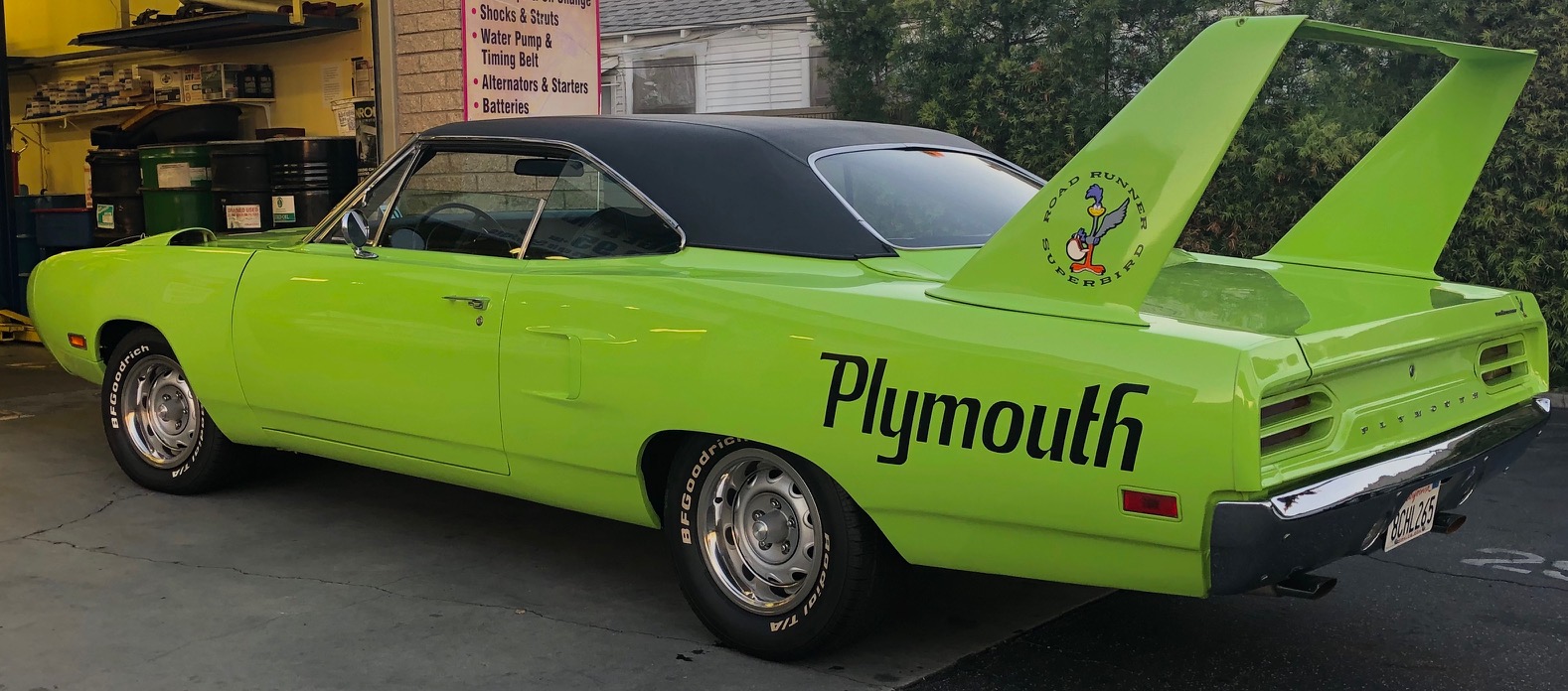 Plymouth Road Runner SUPER BIRD. Note the giant spoiler