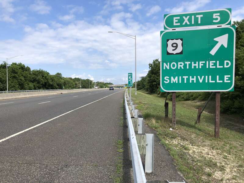 View west along New Jersey State Route 446 (Atlantic City Expressway) at Exit 5 (U.S. Route 9, Northfield, Smithville) in Pleasantville, Atlantic County, New Jersey
