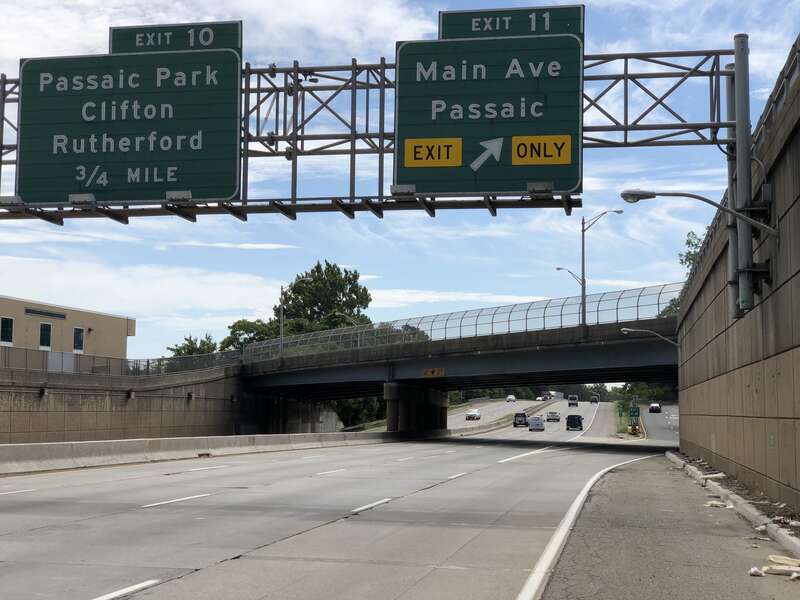 View south along New Jersey State Route 21 (McCarter Highway) at Exit 11 (Main Avenue, Passaic) in Passaic, Passaic County, New Jersey