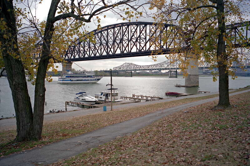 Looking SSW from near foot of Pearl St.:.
&quot;Star of Louisville&quot; (doc. # 933132) downbound, approaching Big Four Bridge..
Ohio River mile 603.
Jeffersonville (Clark Co.), Indiana.
4-Nov-1998.
File number