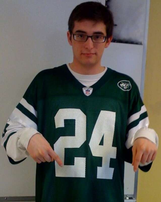 The second posture of the ASL sign NERVOUS (wikt:en:1@InsideTrunkhigh-FingerDown-1@InsideTrunkhigh-FingerDown SmallSidetoside)