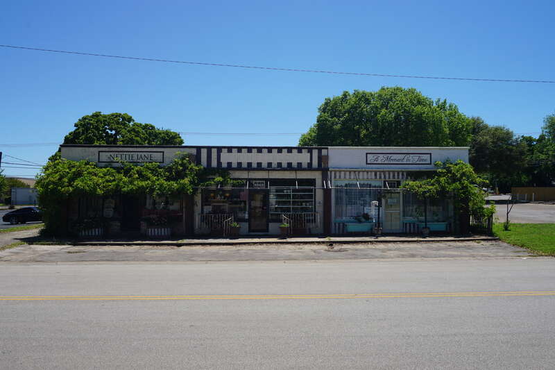 Nettie Jane, the Jones Building, and A Moment in Time in Arlington, Texas (United States).
