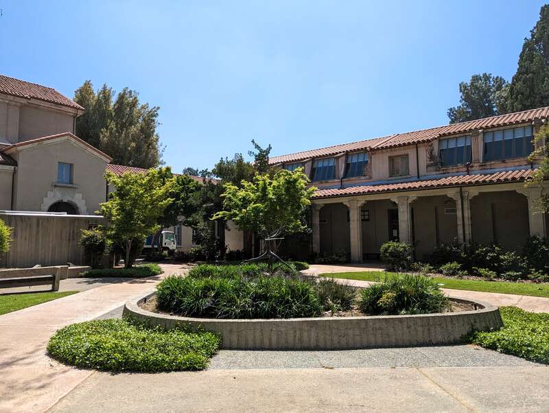 The Carolyn Bartel Lyon Garden at Pomona College, looking south toward Rembrant Hall (right) and Bridges Hall of Music (left). At center is a former fountain that was converted to a planter circa 2015date QS:P,+2015-00-00T00:00:00Z/9,P1480,Q5727902,