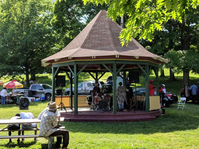 R&amp;amp;B musical group setting up during the 2018 Maplewood Rose Festival in en:Maplewood Park in en:Rochester, New York