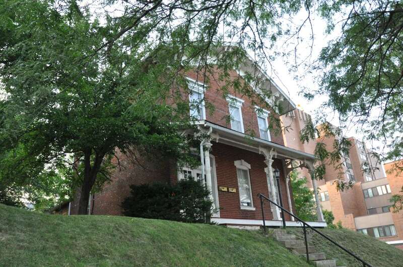 The Huttig-Moigneu House, a contributing property in the West Hill Historic District, Muscatine, Iowa.