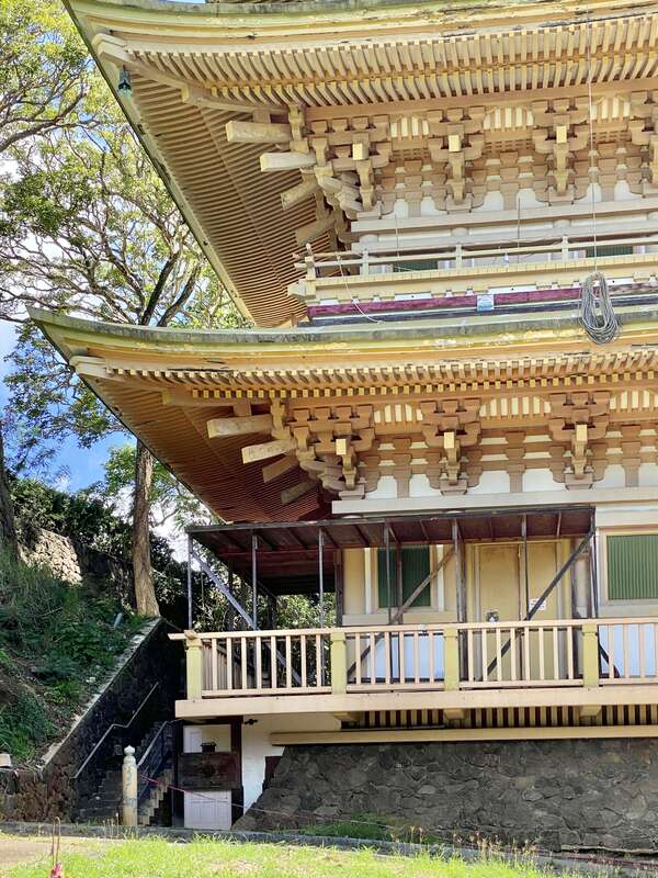 Founded in 1958 as Nu’uanu Gardens Funerary Home, Kyoto Gardens of Honolulu Memorial Park achieved its present name thanks to a donation from the city of Kyoto, Japan in 1966.  The gardens feature multiple family gravesites clustered in a very tight