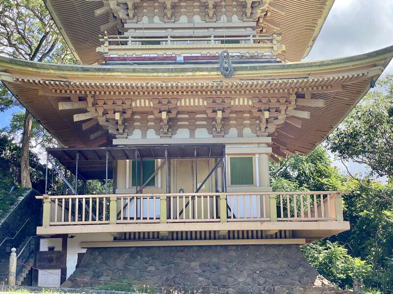 Founded in 1958 as Nu’uanu Gardens Funerary Home, Kyoto Gardens of Honolulu Memorial Park achieved its present name thanks to a donation from the city of Kyoto, Japan in 1966.  The gardens feature multiple family gravesites clustered in a very tight