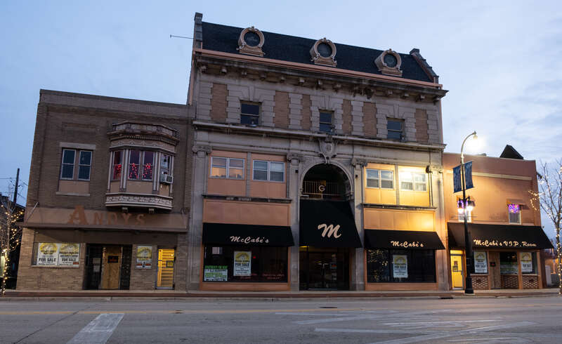 I drank here at Andy's when I was 19 or 20.  30 cents drafts on Thursday night in the late 80s. Here's how you do it kids.  There were bathrooms in the hallway leading to the rear parking lot entrance.  Then once past the rest rooms there was a