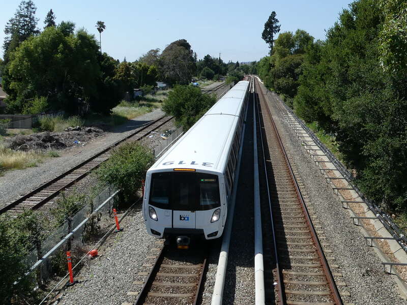 A southbound Green Line train viewed from the Sycamore Avenue footbridge in Hayward in May 2024