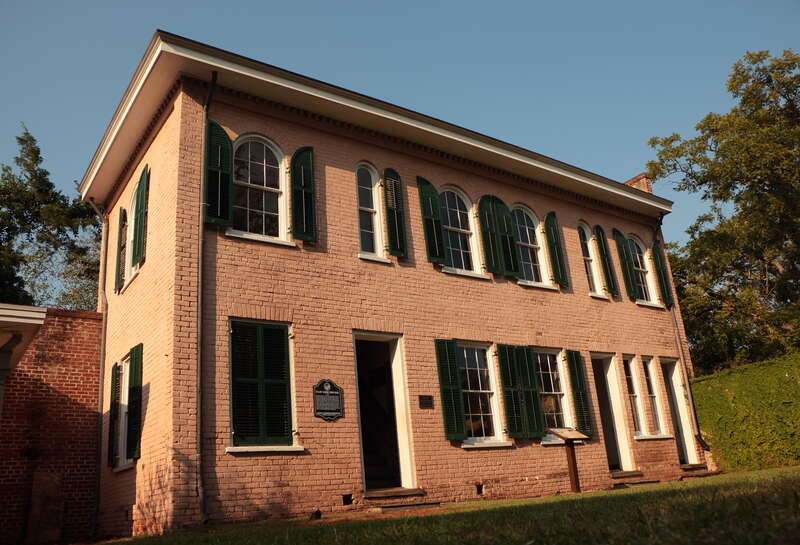 This was the building in which the nine Bellamy Mansion house slaves lived.  It was unusual for slaves to have such "upscale" accommodations, but urban slaves were treated better than plantation slaves.  But of course they were still slaves.
