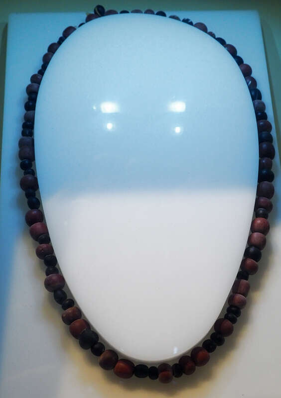 Collier de perles de verre, en vitrine au Centre des Visiteurs du Fort Niagara, NY.