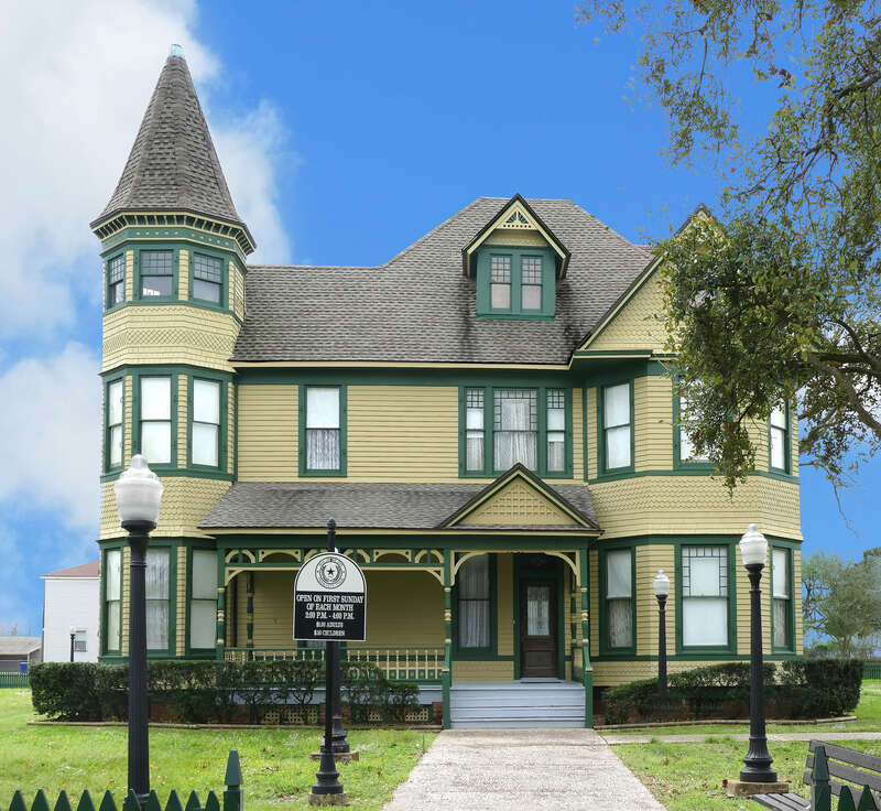 Built by Frank and Florence Haven Davidson, 1895-1897. Sturdy Victorian structure, of cypress. 
Home of first child born in Texas, City (formerly named Shoal Point). Survivor of many storms; suffered most in 1947 disaster.

Davidson, prominent civic