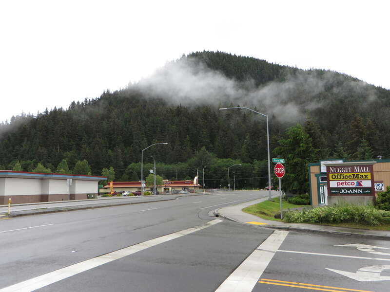 Nugget Mall on Glacier Hwy is an important connection point for the Juneau buses, this is where you have to transfer between buses to or from Juneau, 13 km to the south, and those heading in the other direction, north, to Mendenhall Valley.
Since my