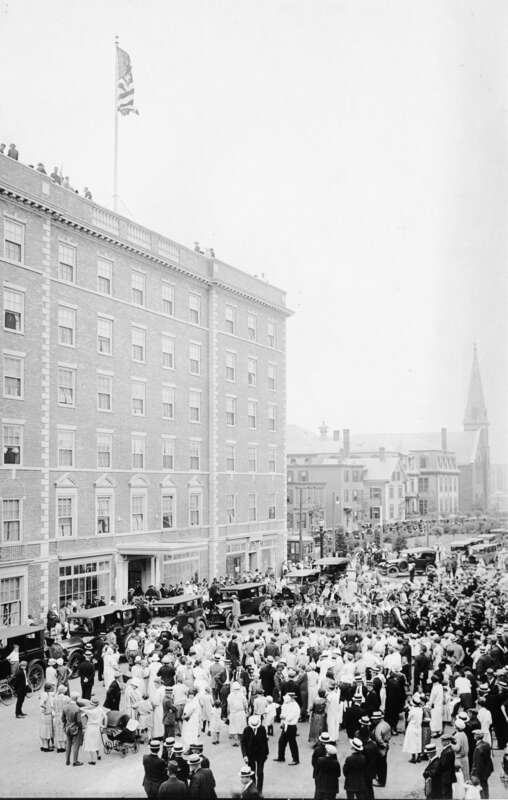 Hawthorne Hotel
18 Washington Square West
Salem, Massachusetts
July 1925

Citation: Henry Theriault Collection, Salem State University Archives and Special Collections, Salem, Massachusetts