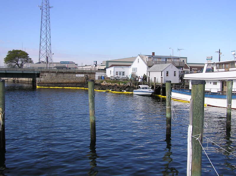 Sunken boat
Leonards Wharf
New Bedford Harbor
October 27, 2003
MassDEP RTN:  4-0018092

Summary information and link to site documents: &amp;lt;a href="http://public.dep.state.ma.us/SearchableSites/Site_Info.asp?textfield_RTN=4-0018092"