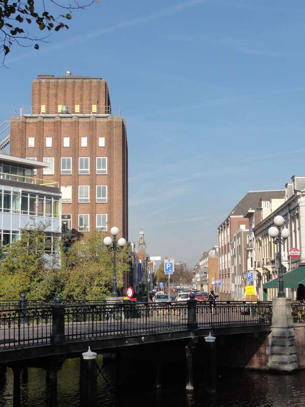 De toren van het Van der Klaauw Laboratorium in Leiden gezien vanaf de Witte Singel met op de voorgrond de Vreewijkbrug en links  het aangebouwde Singelgebouw