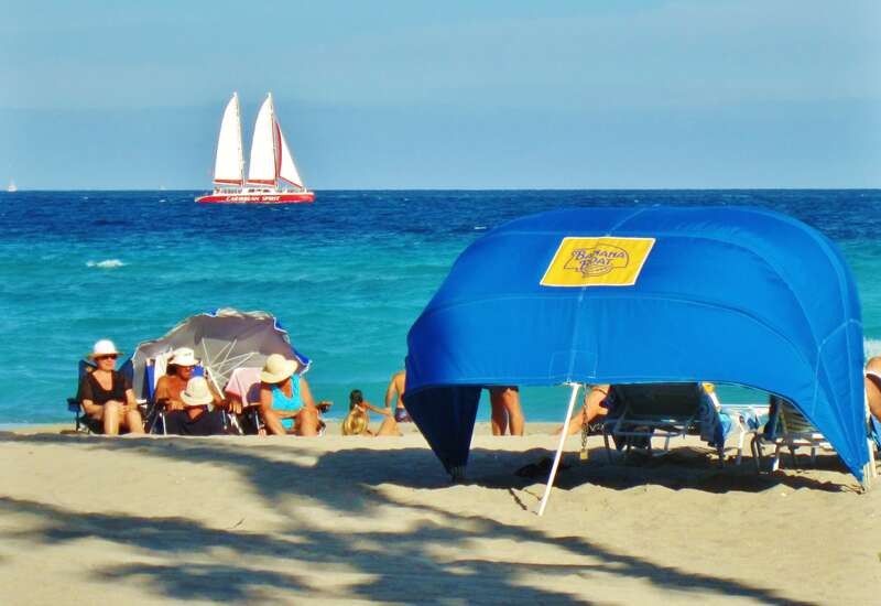 Voilier longeant la plage de Pompano, Floride. Sailing along the beach