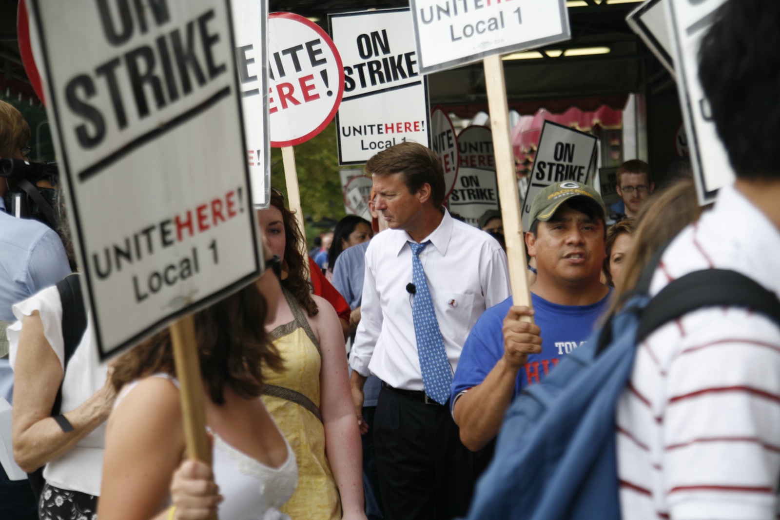 John Edwards visits Chicago to join striking Congress Plaza Hotel workers on the picket line.