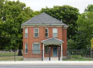 Uploaded as the Samuel and Geneva Holt Farmstead, but the picture does not match that house