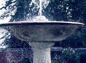 Fountain at GlensheenGlensheen Historic Estate museum
Duluth, Minnesota, USA