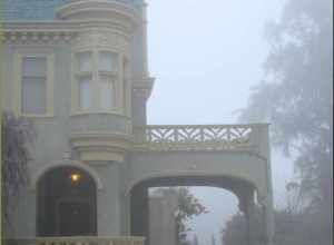 (1 in a multiple picture set)
Some might think this was taken in 'Foggy Old London Town,' but it was taken in California. The back entrance of Kimberly Crest looked ghostly in the early morning fog. It seemed to take one back in time. (It was
