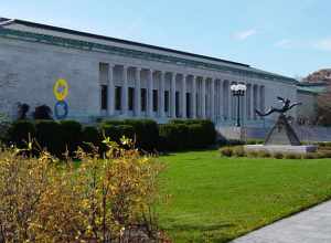 Photograph of the Monroe Street entrance of the Toledo Museum of Arten.  Built in 1912 in the Greek Revival architectureen style, this art museumen is located in Toledo, Ohioen.